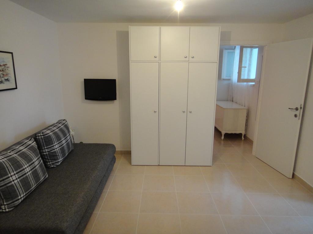 Schreng Apartments Malinska Buitenkant foto